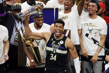 Antetokounmpo con el trofeo al mejor jugador de la final entre los Bucks y los Suns