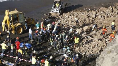 El equipo de rescate busca entre los escombros del desprendimiento en la playa de Los Gigantes