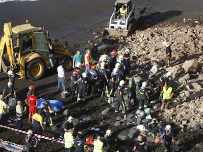 El equipo de rescate busca entre los escombros del desprendimiento en la playa de Los Gigantes