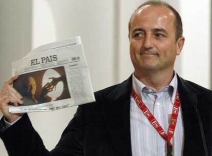 Miguel Sebastián, candidato a la alcaldía de Madrid, muestra EL PAÍS como gesto contra el veto del PP.