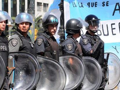Polic&iacute;as federales hacen guardia en las calles de Buenos Aires.