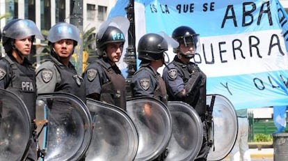Policías federales hacen guardia en las calles de Buenos Aires.