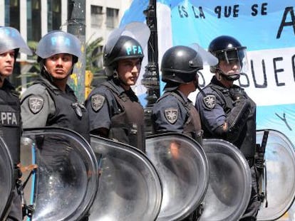 Policiais federais nas ruas de Buenos Aires.