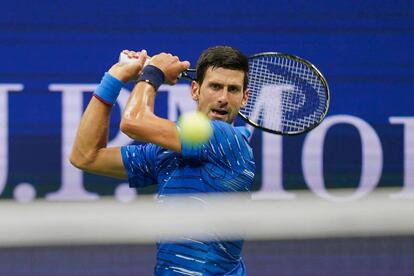 Djokovic golpea de revés durante el partido de octavos contra Wawrinka.