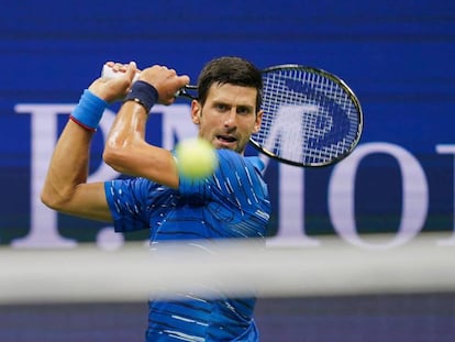 Djokovic golpea de revés durante el partido de octavos contra Wawrinka.