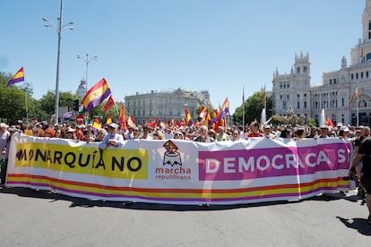 Marcha Republicana convocada con motivo del décimo aniversario del reinado de Felipe VI bajo el lema "Diez años bastan" y para reivindicar "la abolición de la Corona" este domingo en Madrid. EFE/Zipi