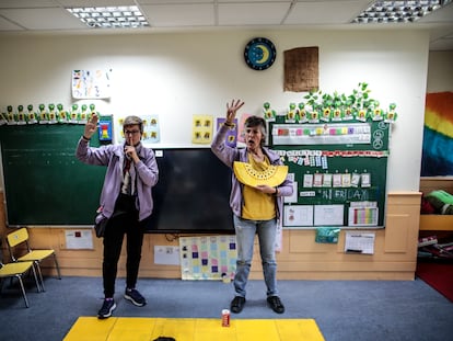 Una maestra y una especialista en lengua de signos imparten una clase en el colegio Ponce de León, en Madrid.