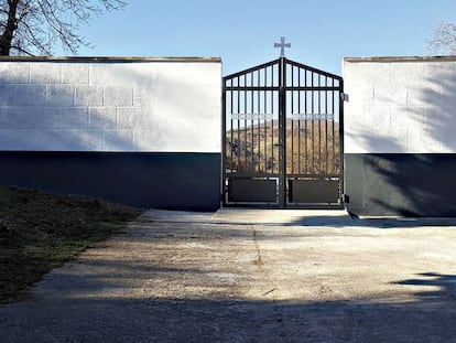 La entrada del cementerio de Villaverde (La Rioja).