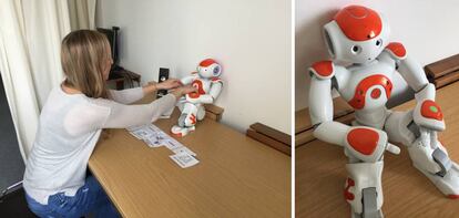 Una de las participantes en el estudio con el robot Nao.