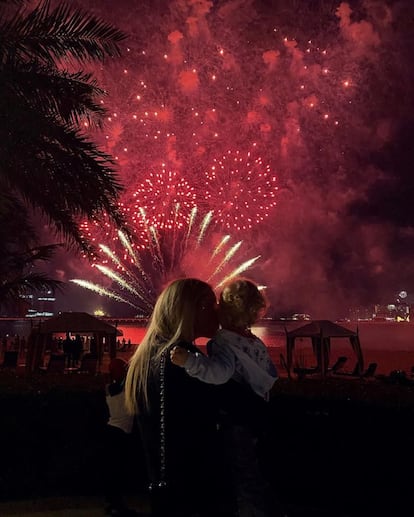 Chiara Ferragni y su marido, el rapero Fedez, daban la bienvenida al 2020 en Dubái junto a su hijo Leo. "Mi beso de medianoche, escribía la empresaria con los fuegos artificiales de fondo.