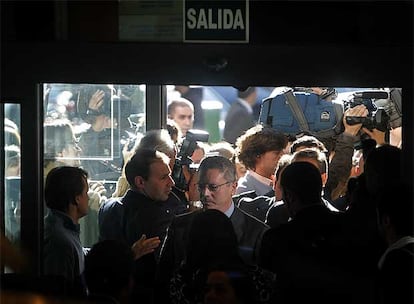 Las diferencias con el alcalde, Alberto Ruiz Gallardón, son ahora más notables puesto que Aguirre le responsabiliza de la entrevista a Cobo en EL PAÍS. En la imagen, del alcalde de Madrid, a su llegada a la cita.