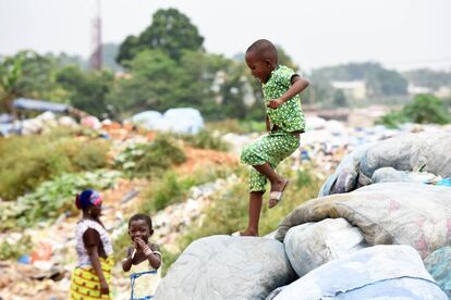 Niños jugando en un vertedero en Abidján, en Costa de Marfil. Cada año se producen más de 300 millones de toneladas de plástico en todo el mundo, pero solo una fracción se recicla. Los niños de todo el mundo enfrentan el impacto de la contaminación y son más vulnerables que los adultos a la contaminación del aire, el agua y la tierra.