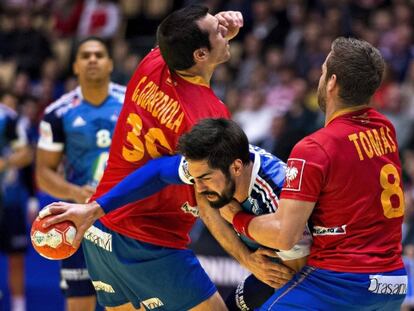 Guardiola y Víctor Tomás intentan frenar a Nikola Karabatic.