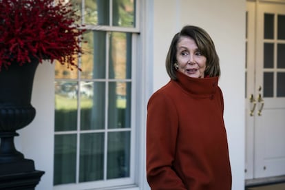 Nancy Pelosi con su abrigo de Max Mara abandona la Casa Blanca el 11 de diciembre de 2018 tras un intenso debate con Donald Trump.