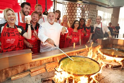 José Andrés cuenta cómo hace la paella en el nuevo local que ha abierto en Dubái.