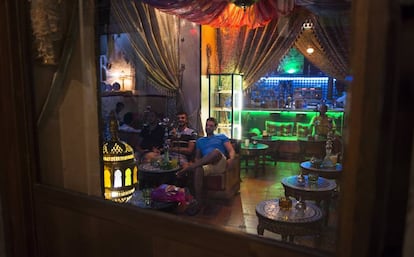 Clientes fumando en una cachimba en un bar de Granada. 