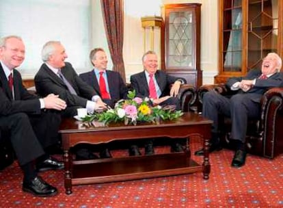 De izquierda a derecha, Martin McGuinness, Bertie Ahern, Tony Blair, Peter Hain y Ian Paisley, ayer en el Parlamento de Stormont, en Belfast.