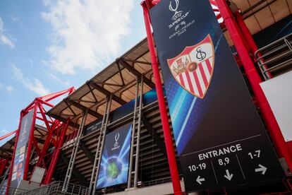 Anuncio de la Supercopa de Europa que disputarán el miércoles el Manchester City y el Sevilla en el estadio Georgios Karaiskakis, en Atenas (Grecia).
