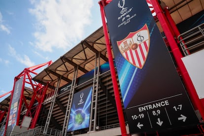 Anuncio de la Supercopa de Europa que disputarán el miércoles el Manchester City y el Sevilla en el estadio Georgios Karaiskakis, en Atenas (Grecia).
