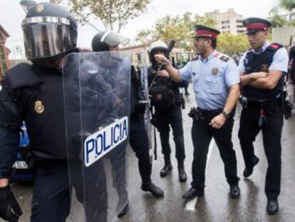 La coordinación policial se quebró entre sospechas, deslealtades y acusaciones mutuas sobre cómo cumplir la orden de frenar el referéndum
