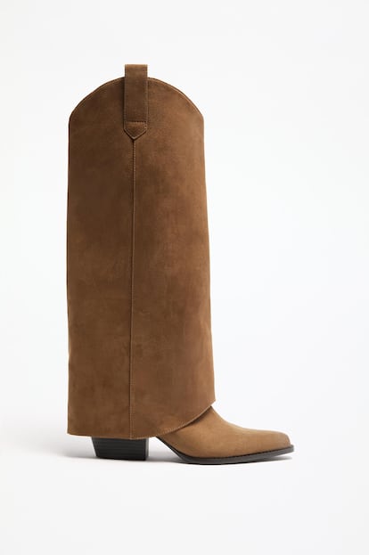 Las botas con polaina se han convertido en una de las propuestas de pasarela que más han calado en la moda del día a día. Si se busca una opción accesible para probar la tendencia, el modelo de Lefties puede ser el mejor comienzo. 45,99 euros
