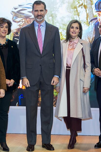 Pantalones tipo culotte (costaban 89 euros y acabaron rebajados a 40) y botas de media caña de Uterqüe protagonizan este look. La Reina quiso completarlo con camisa en rosa empolvado y bolso de otra firma española asequible y muy presente en su armario: Adolfo Domínguez.