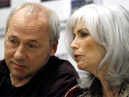 Mark Knopfler y Emmylou Harris, ayer en Madrid.