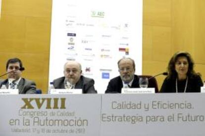 (De izda a dcha) Manuel Mansilla, director general de la planta de IVECO en Valladolid; Antonio Muñoz, subdirector general de Calidad y Seguridad Industrial del Ministerio de Industria; Javier León de la Riva, alcalde de Valladolid, y Begoña Hernández, viceconsejera de Política Económica, Empleo y Empresa de la Junta de Castilla y León, durante la inauguración esta mañana del XVIII Congreso de Calidad en la automoción de la Asociación Española para la Calidad (AEC).