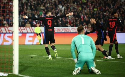 Lewandowski (izquierda) tras marcar el segundo gol del Barcelona ante el Estrella Roja este miércoles.