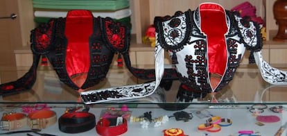 Los dos trajes de luces que la sastrería confeccionó para Madonna.