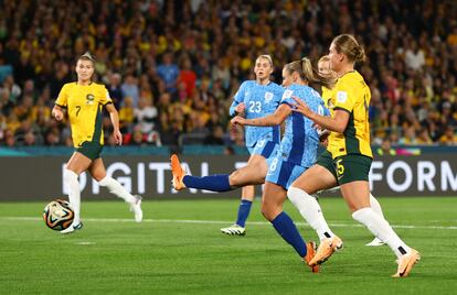 Georgia Stanway remata a portería durante el partido entre Australia e Inglaterra.