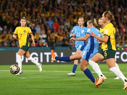 Georgia Stanway remata a portería durante el partido entre Australia e Inglaterra.