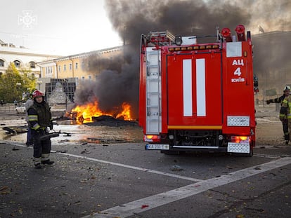 Camión de bomberos de Barcelona en un rescate en Kiev