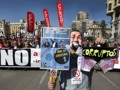 Miles de ciudadanos acuden en Valencia a la manifestación contra la reforma laboral.