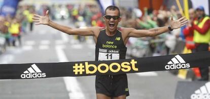 Jose Carlos Hernandez, ganador de la Behobia-San Sebastián, entra en la meta.