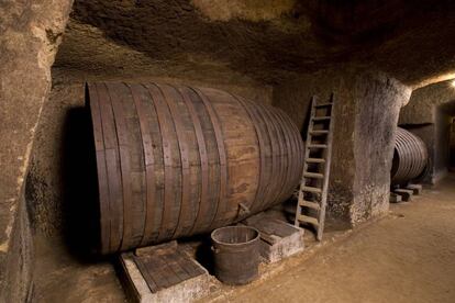 Barricas en la bodega/cueva familiar en Valdevimbre.