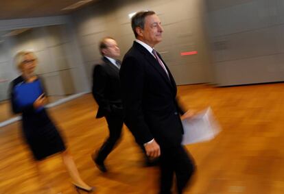 Mario Draghi llega a la rueda de prensa del BCE en Fr&aacute;ncfort