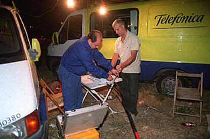 Técnicos de Telefónica intentan arreglar uno de los cortes en la red.