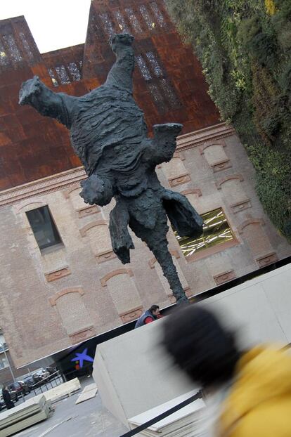 Escultura de un elefante boca abajo de Miquel Barceló junto al CaixaForum.