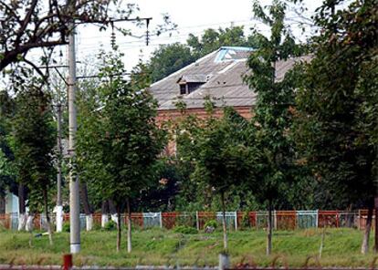 Este es el colegio donde permanecen secuestrados más de 300 rehenes, 132 de ellos escolares. Los terroristas, tras horas de negociaciones, han rechazado la entrada al centro de víveres y medicinas. Ente los niños se encuentran algunos enfermos crónicos y no se descarta que pueda haber heridos tras el tiroteo registrado en el asalto al colegio, en el que murieron 12 personas, entre ellas un guerrillero.