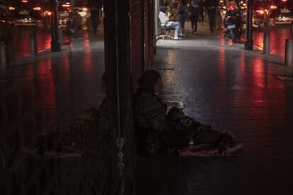 Una mujer con su hijo en brazos pide ayuda en una calle del barrio de Hamra (Beirut). desde la guerra civil, que finalizó en 1990, el país no vivía una crisis económica tan fuerte.