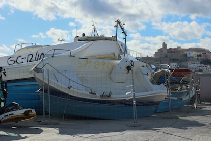 Pateras amontonadas en el puerto de Ibiza a principios de diciembre, con Dalt Vila (parte alta del casco histórico) al fondo.