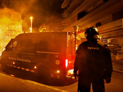 Los Mossos inician el desalojo simultáneo de las dos casas okupadas de la Bonanova de Barcelona.