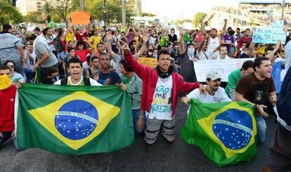 Manifestantes al exterior del estadio Maracana, este domingo.