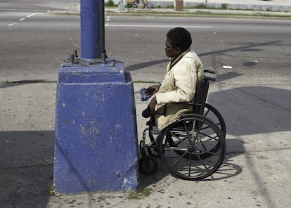 Wheelchair crossing highway, Richmond, 2002. De la serie / De la serie American Night (#4)