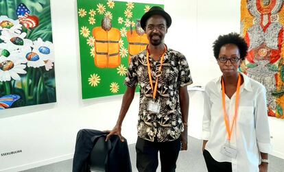 La comisaria de galerías africanas, Paula Nascimento, con el galerista de AfricArt.