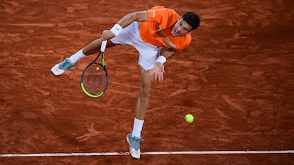 Spain's Pablo Carreno Busta serves the ball to Serbia's Novak Djokovic during their men's singles quarter-final tennis match on Day 11 of The Roland Garros 2020 French Open tennis tournament in Paris on October 7, 2020. (Photo by MARTIN BUREAU / AFP)