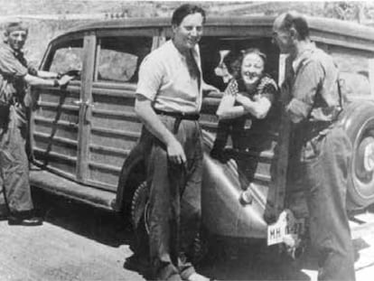 España durante la Guerra Civil. Gerda Grepp, en el centro, de pie; a la izquierda Nordahl Grieg, corresponsal noruego, y, a la derecha, Ludwig Renn, escritor alemán y oficial de las Brigadas Internacionales.