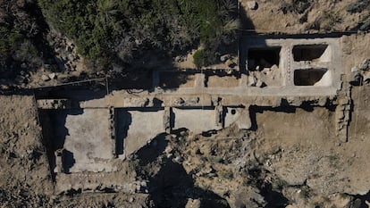 Vista cenital de la villa romana (siglo I a.C.) construida en el acantilado del faro de Trafalgar con una zona de piletas para salazones de pescado.