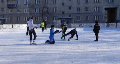 Artyom Prozhoga y sus amigos jugando al fútbol en un parque de Kurgán, Rusia, con 30 grados bajo cero.